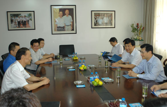 江苏银行董事长黄志伟来亚美AM8AG考察