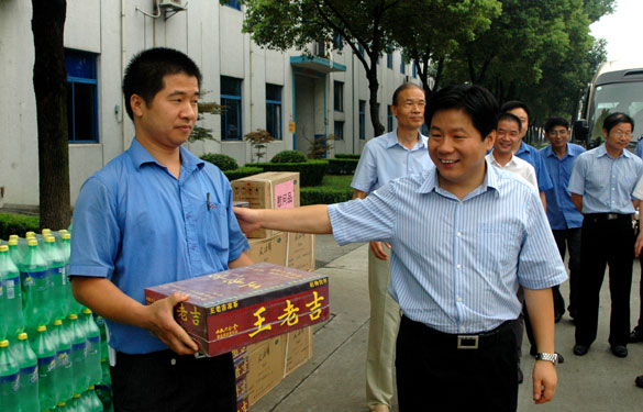 溧阳市代市长苏江华等向导慰问亚美AM8AG一线员工