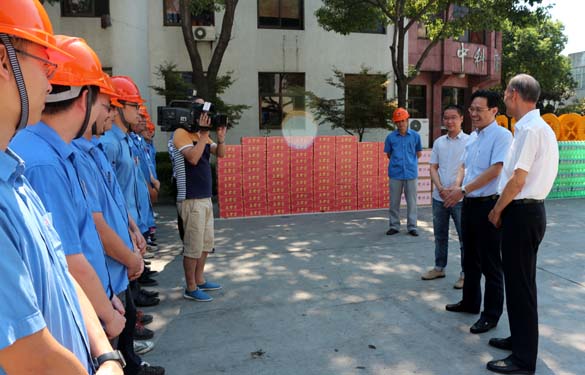 市向导来亚美AM8AG慰问一线员工