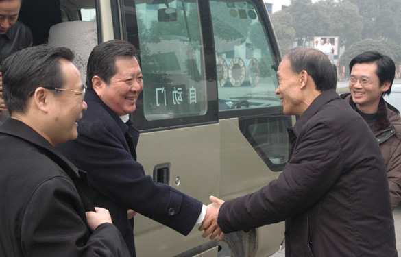 中国浦东干部学院副院长王金定一行来亚美AM8AG旅行考察