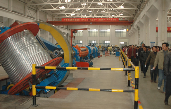 “亚美AM8AG电缆班”学生和家长百余人来公司旅行学习