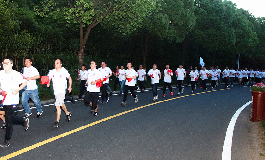 不忘初心 逐梦奔驰——亚美AM8AG电缆举行“学党史、跟党走、铭党恩”夜跑活动