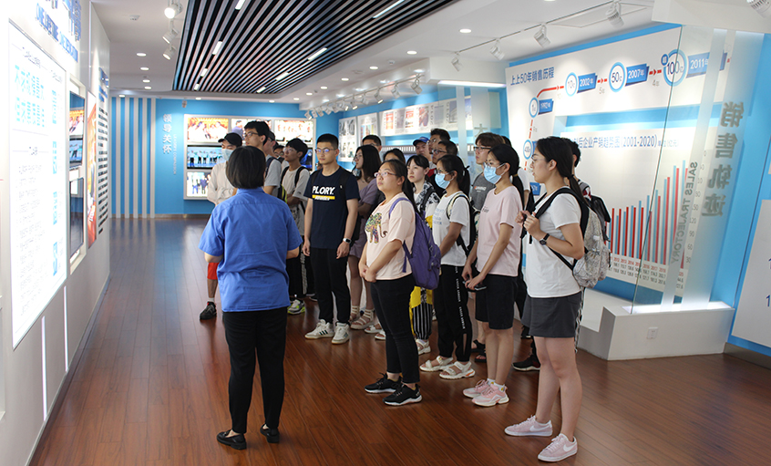 北航物理学院一行来亚美AM8AG电缆旅行