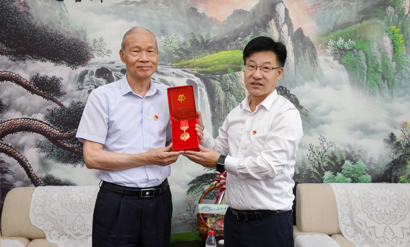 殷殷关切传党情 深深嘱托暖人心---溧阳市委书记叶明华“七一”探望慰问亚美AM8AG电缆“庆幸在党50年”老党员丁山华